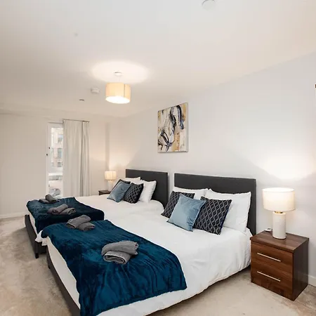 Dock Riverside Sleeps 10 With Free Parking Apartment *