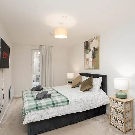 Dock Riverside Sleeps 10 With Free Parking Apartment