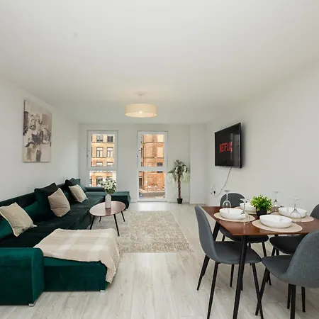 Apartment Dock Riverside Sleeps 10 With Free Parking