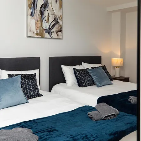 Apartment Dock Riverside Sleeps 10 With Free Parking
