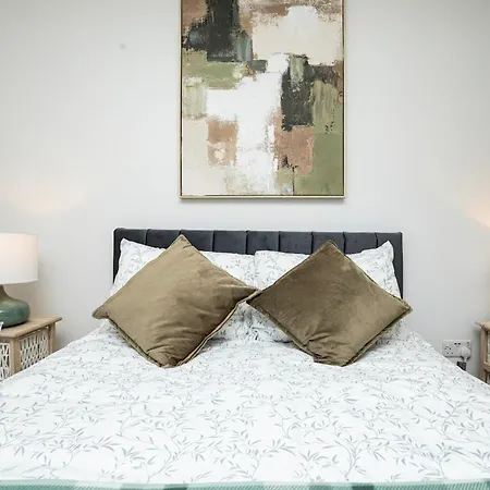 Dock Riverside Sleeps 10 With Free Parking Apartment