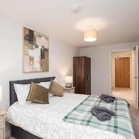 Dock Riverside Sleeps 10 With Free Parking Apartment