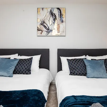 Apartment Dock Riverside Sleeps 10 With Free Parking Leeds (West Yorkshire)