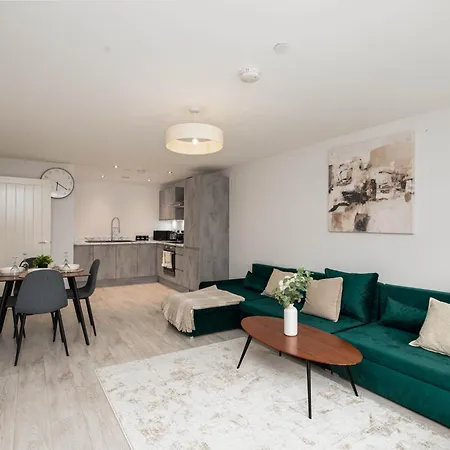 Apartment Dock Riverside Sleeps 10 With Free Parking