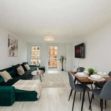 Dock Riverside Sleeps 10 With Free Parking * Leeds (West Yorkshire)