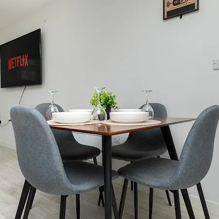 Dock Riverside Sleeps 10 With Free Parking * Leeds (West Yorkshire)
