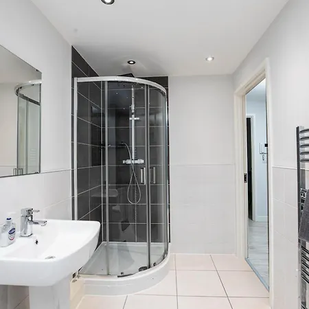 Dock Riverside Sleeps 10 With Free Parking Leeds (West Yorkshire)